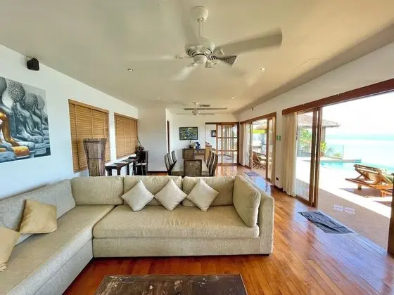 5 Bedrooms Villa