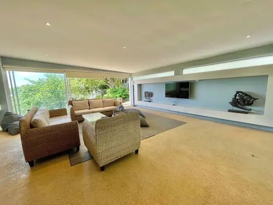 5 Bedrooms Villa