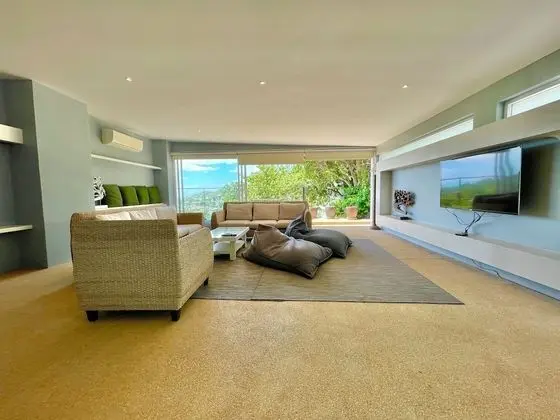 5 Bedrooms Villa