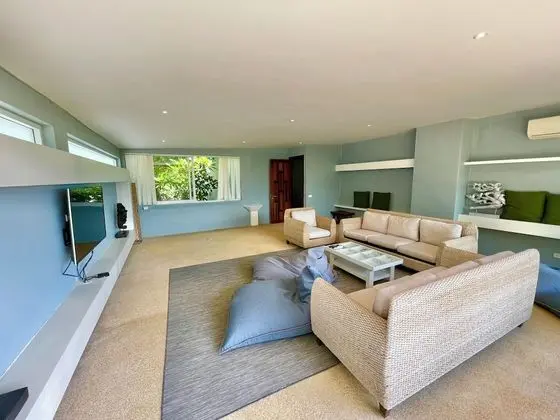 5 Bedrooms Villa