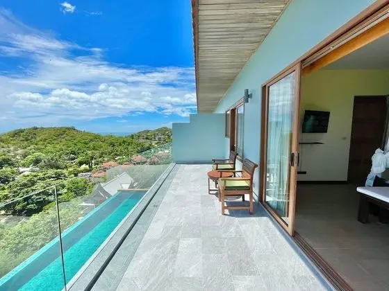 5 Bedrooms Villa