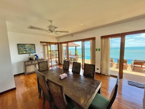 5 Bedrooms Villa