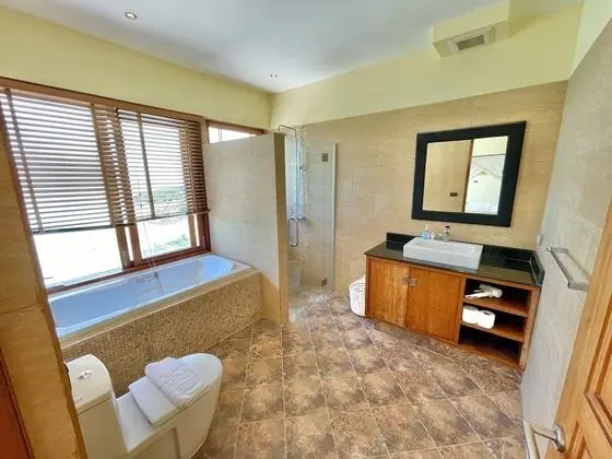 5 Bedrooms Villa