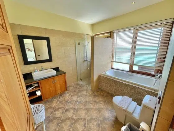 5 Bedrooms Villa