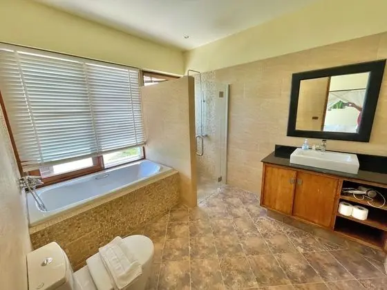5 Bedrooms Villa