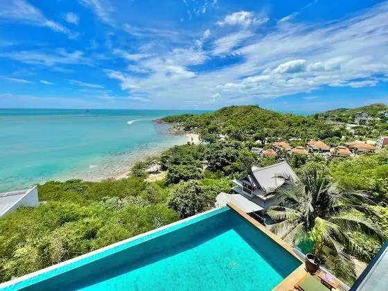5 Bedrooms Villa
