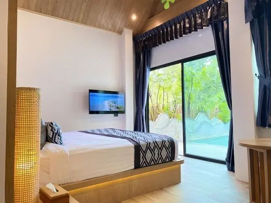 Junior Suite Pool Access