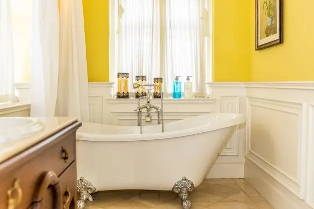 Deluxe Double Room with Living Room and Bathtub (FIVE)