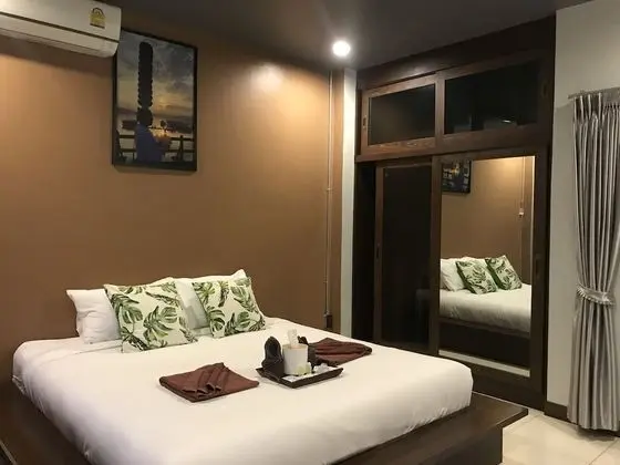 Double Bed (L Size) Shared Bathroom