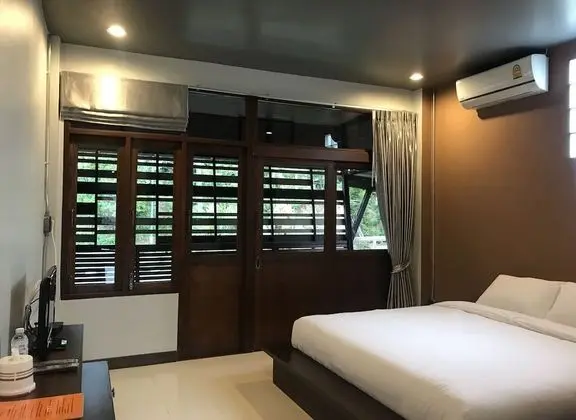 Double Bed (L Size) Shared Bathroom