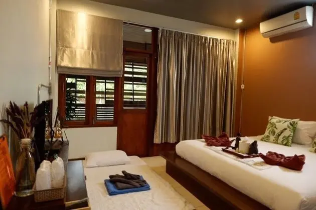 Double Bed (L Size) Shared Bathroom