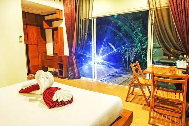 Deluxe Oda, Havuz Manzaralı