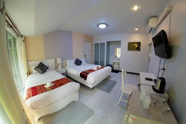 Deluxe Triple Room (Private Bathroom)