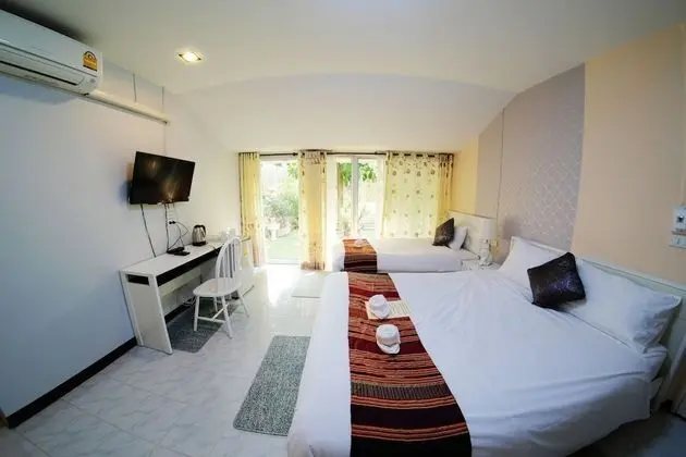 Deluxe Triple Room (Private Bathroom)