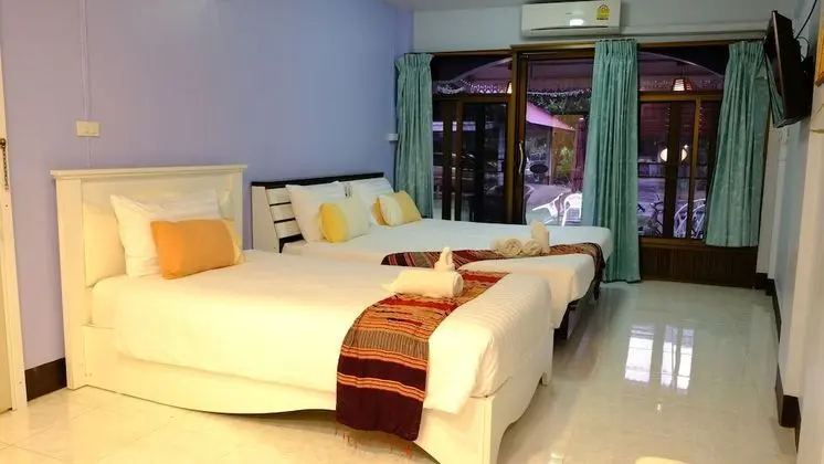 Deluxe Triple Room (Private Bathroom)