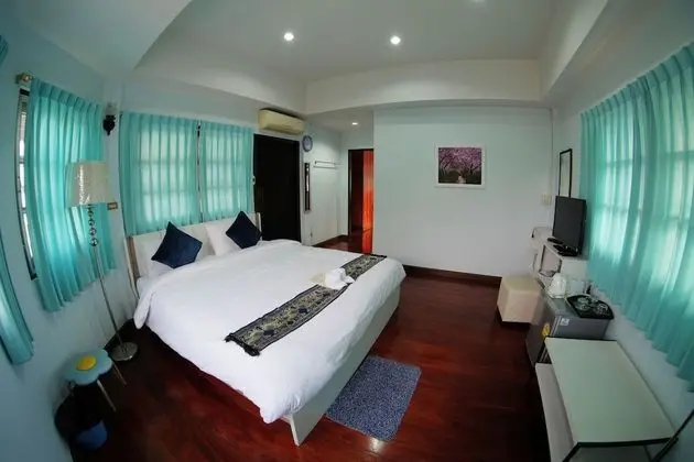 Superior Room (Private Bathroom)