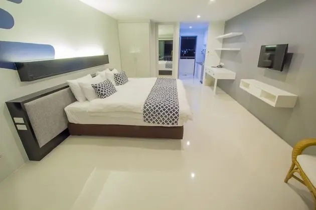 Deluxe Studio Poolside