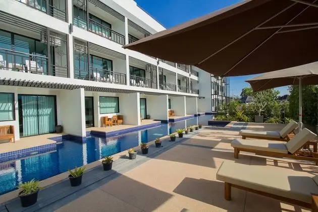 Deluxe Studio Poolside