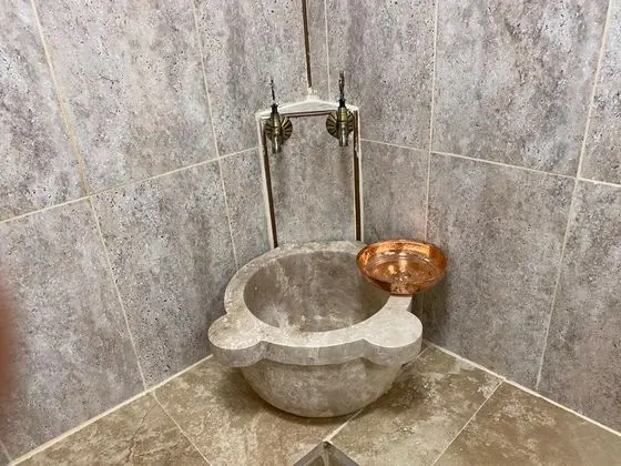 Kral Marduk, Bahçe Manzaralı, Jakuzili