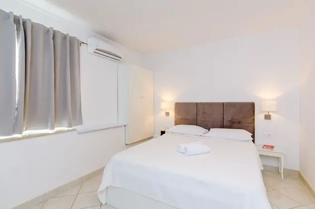 Stüdyo, Bahçe Manzaralı