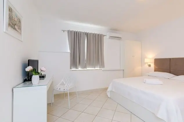 Stüdyo, Bahçe Manzaralı