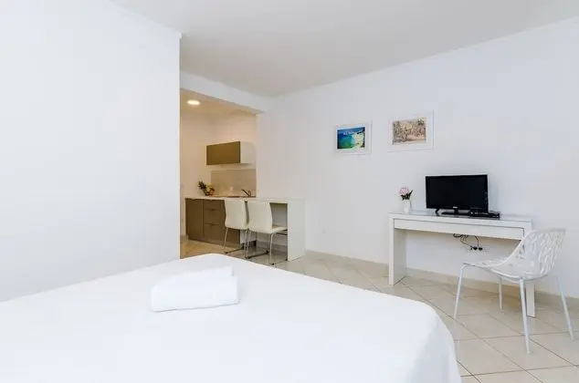 Stüdyo, Bahçe Manzaralı