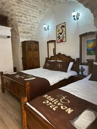 Üç Kişilik Oda, Avlu Manzaralı