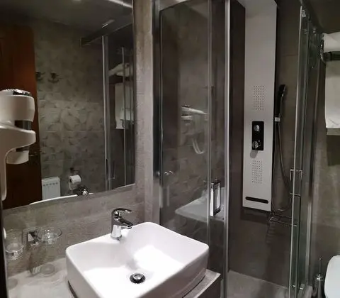 Tek Büyük Yataklı Oda, Balkon, Dağ Manzaralı