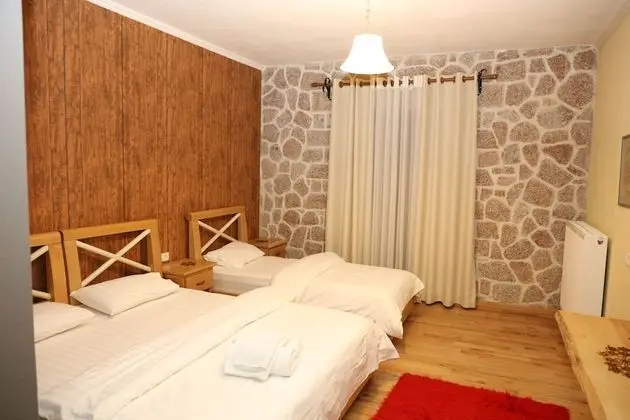 Üç Kişilik Oda
