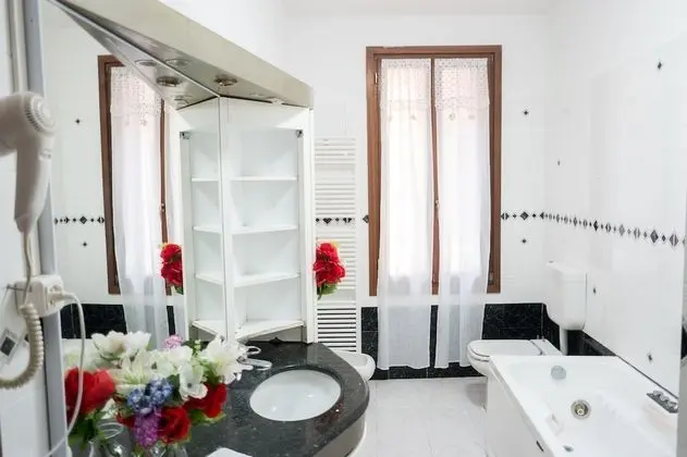 Tek Büyük Yataklı Oda, Ortak Banyo