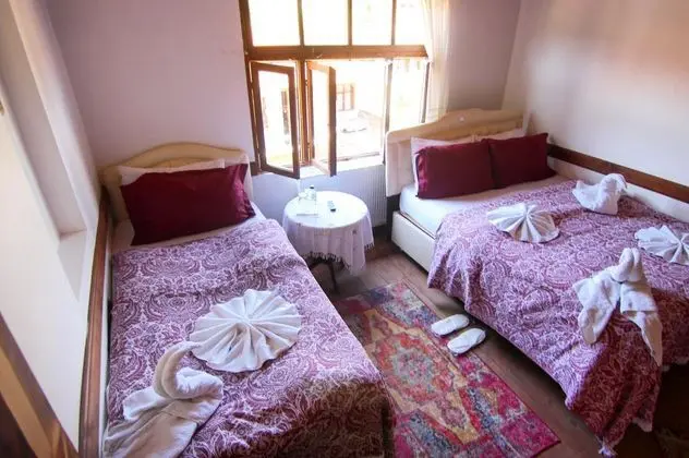 Çift Kişilik, Köy Manzaralı