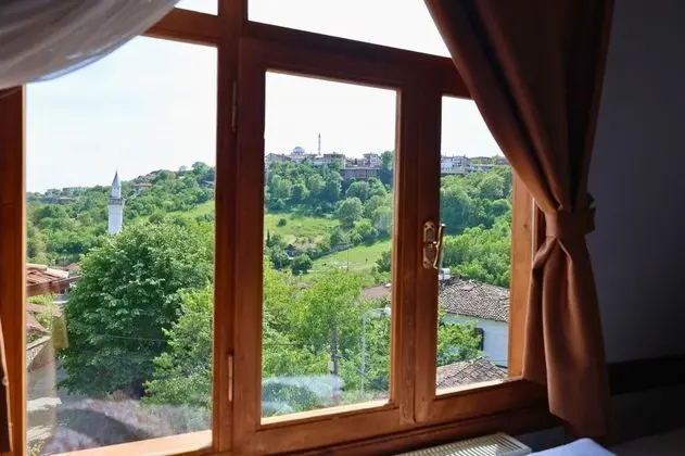 Triple, Köy Manzaralı
