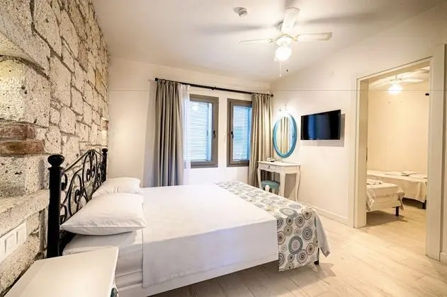 Bahçe Katında 1+1 Deluxe Suit - 1 adet büyük boy (Queen) yatak ve 2 adet tek kişilik yatak