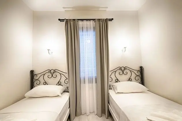 Bahçe Katında 1+1 Deluxe Suit - 1 adet büyük boy (Queen) yatak ve 2 adet tek kişilik yatak