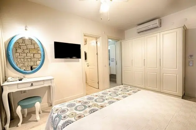 Bahçe Katında 1+1 Deluxe Suit - 1 adet büyük boy (Queen) yatak ve 2 adet tek kişilik yatak