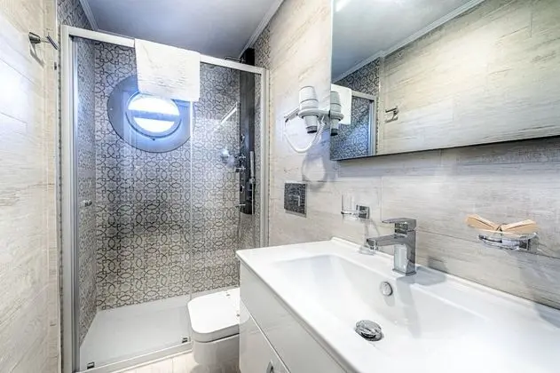 Bahçe Katında 1+1 Deluxe Suit - 1 adet büyük boy (Queen) yatak ve 2 adet tek kişilik yatak