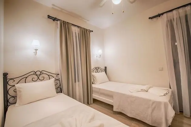 Cumbalı & Balkonlu 1+1 Suit - 1 adet büyük boy (Queen) yatak ve 2 adet tek kişilik yatak