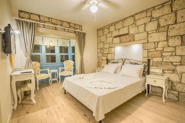 Cumbalı & Balkonlu 1+1 Suit - 1 adet büyük boy (Queen) yatak ve 2 adet tek kişilik yatak