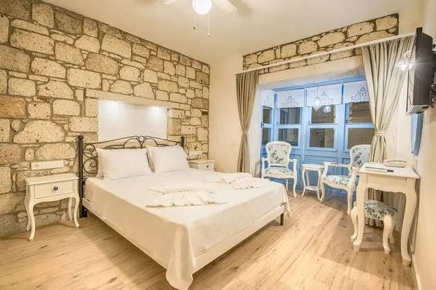 Cumbalı & Balkonlu 1+1 Suit - 1 adet büyük boy (Queen) yatak ve 2 adet tek kişilik yatak