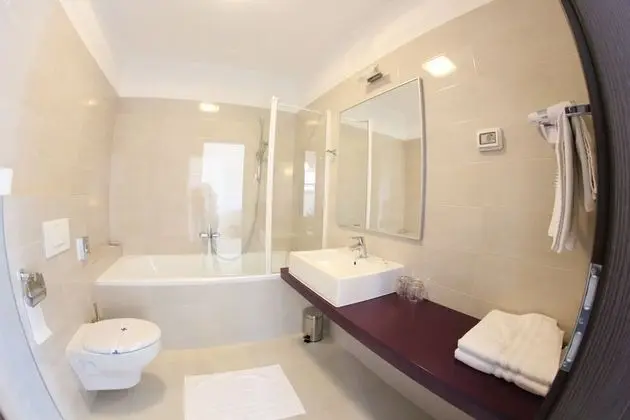 Superior Tek Büyük Yataklı Oda, Balkon, Kısmi Deniz Manzaralı