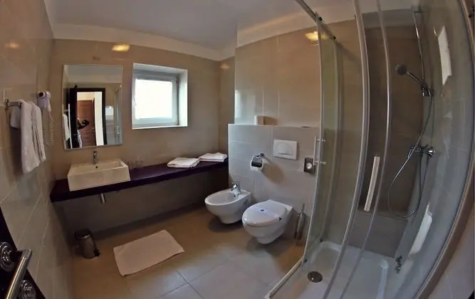 Superior Tek Büyük Yataklı Oda, Balkon, Kısmi Deniz Manzaralı