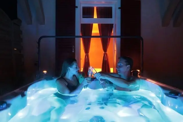 Romantic Tek Büyük Yataklı Oda, Kişiye Özel Havuzlu, Dağ Manzaralı