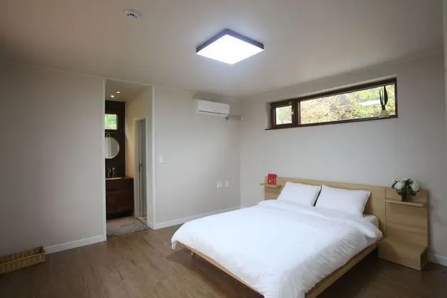 Ev (Jini - 2 double and 2 futons)
