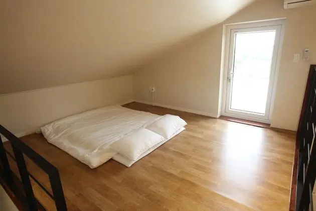 Ev (Jini - 2 double and 2 futons)