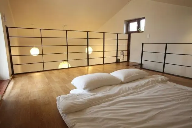 Ev (Jini - 2 double and 2 futons)