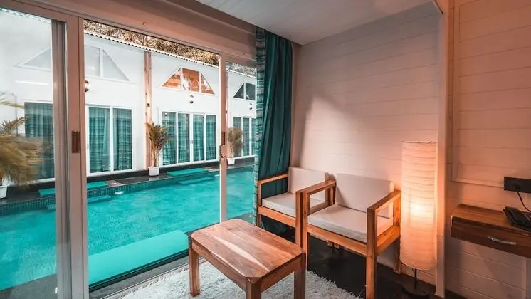 Premiere Pool Front