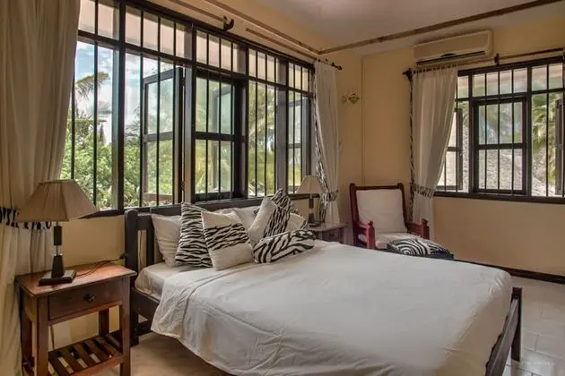 Deluxe Büyük Yataklı Tek Kişilik Oda, Havuz Manzaralı, Denize Sıfır