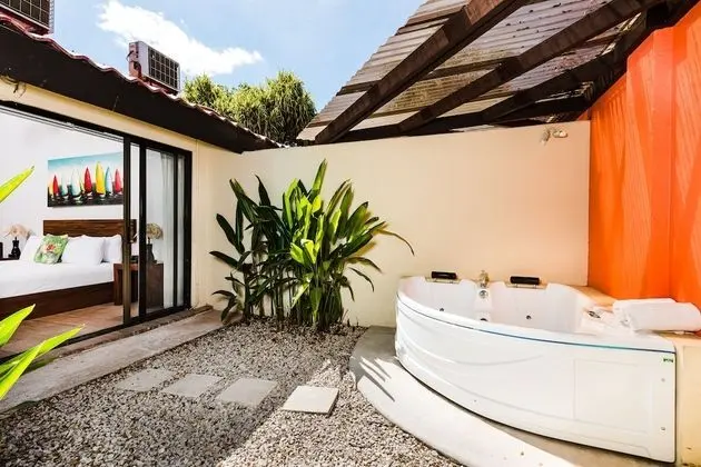 King Sun or Honeymoon Suite