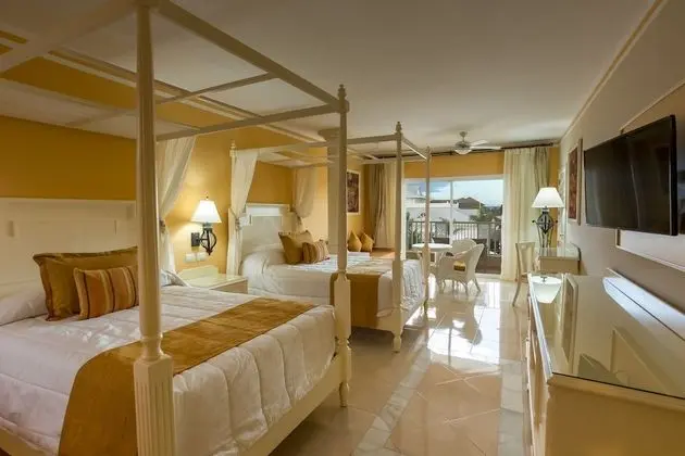 Junior Suite Deluxe Pool Side
