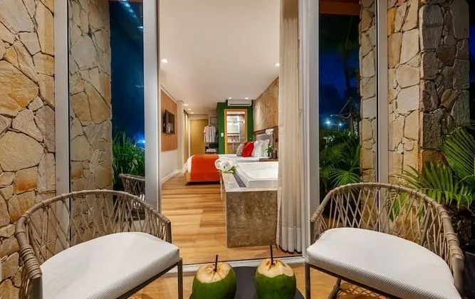 Quarto casal luxo, banheira de hidromassagem e varanda